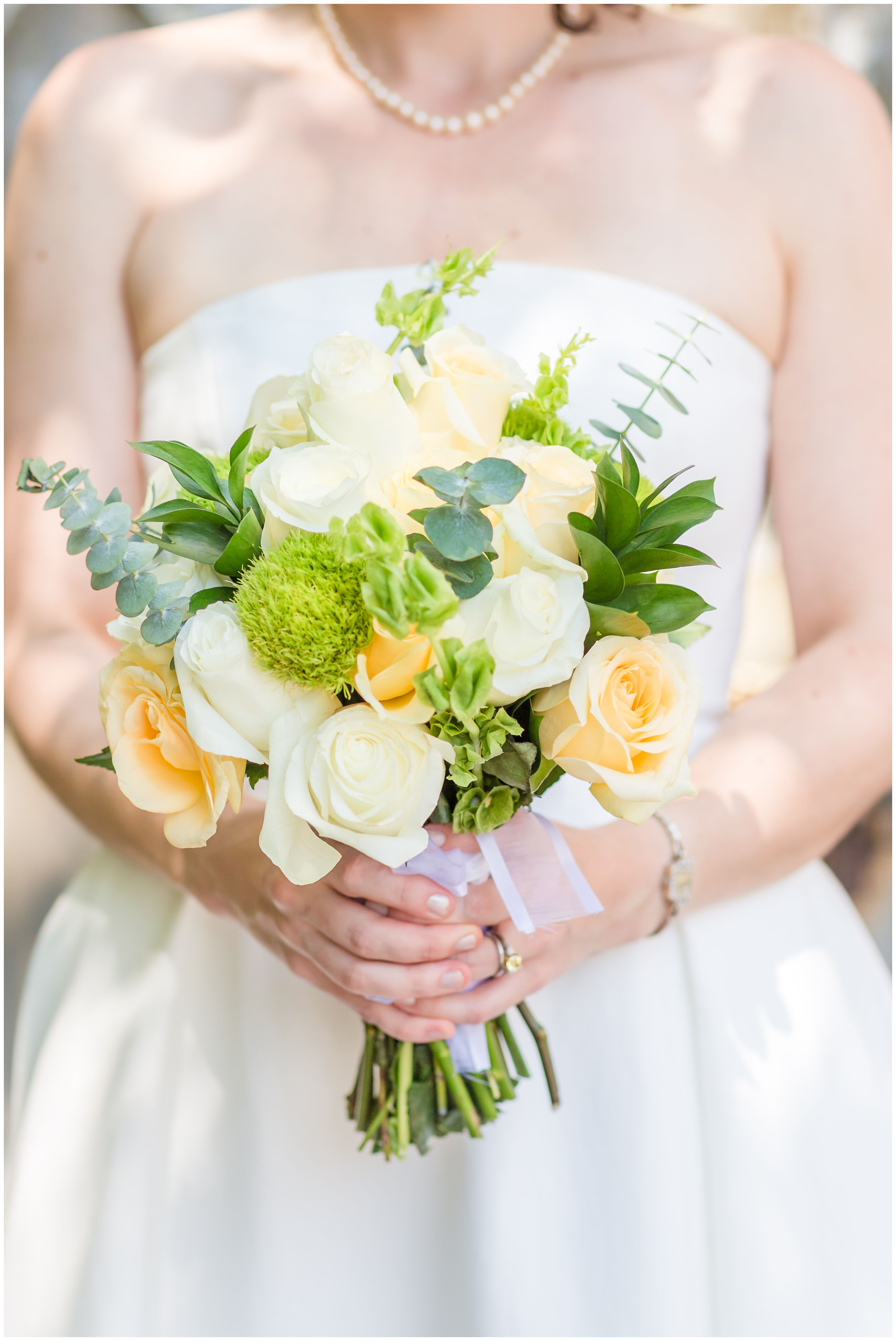 DIY yellow and white roses bouquet